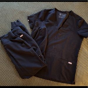 FIGS black Zamora jogger and 3 pocket top